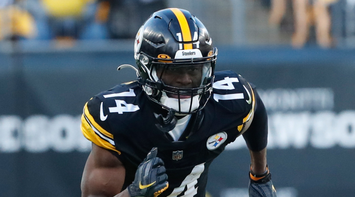 Steelers wide receiver George Pickens runs a route during a game.